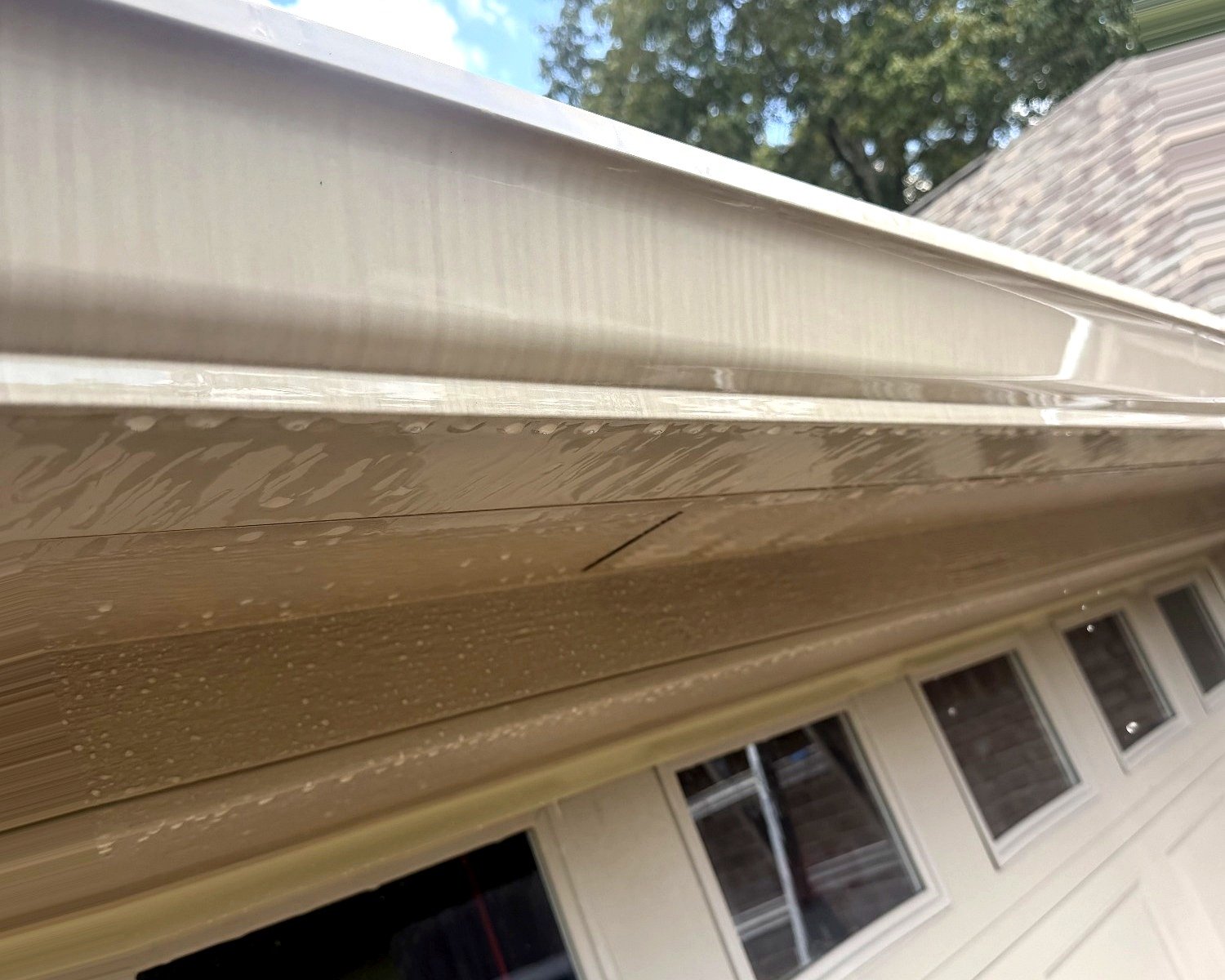 Gutter faces before cleaning